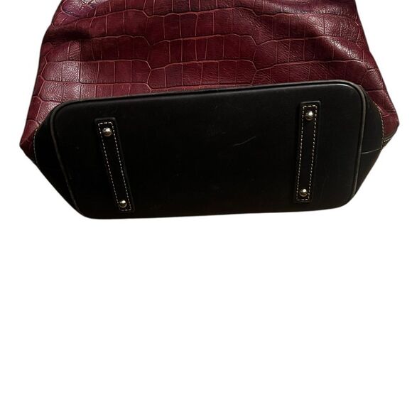 Dooney & Bourke Elegant Red Crocodile-Embossed Women's Bag - Picture 4 of 9